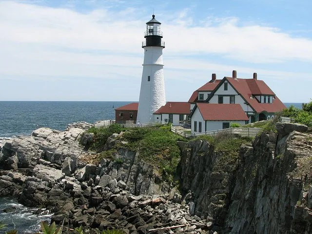 Le Portland Head Light situé sur un littoral rocheux au bord de l'océan