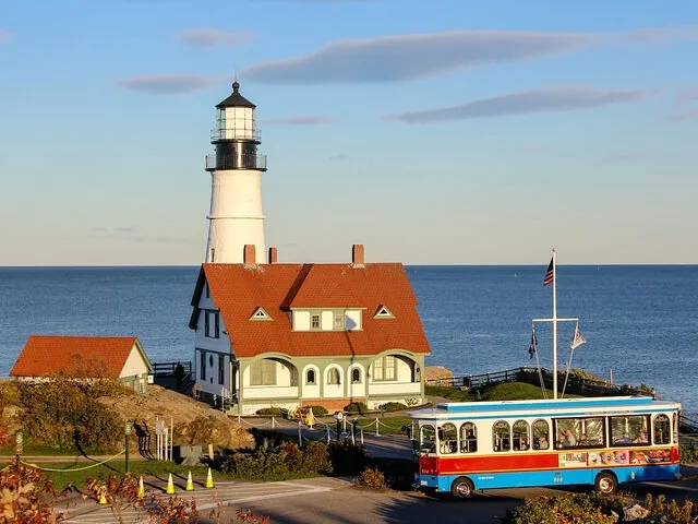 Le Portland Head Light avec un bus de type trolley touristique garé au premier plan