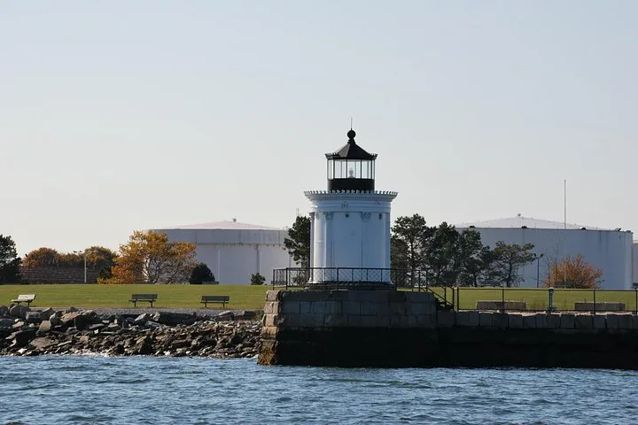 Le Portland Breakwater Lighthouse, également connu sous le nom de Bug Light, avec des réservoirs industriels derrière