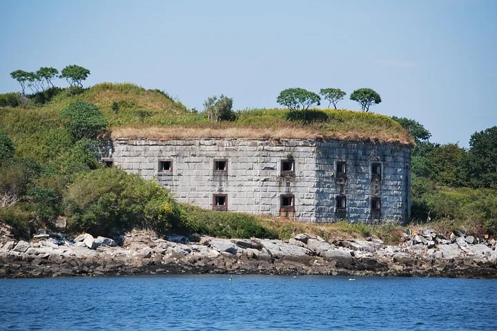 Une ancienne structure de fort en pierre située sur une île près de l'eau